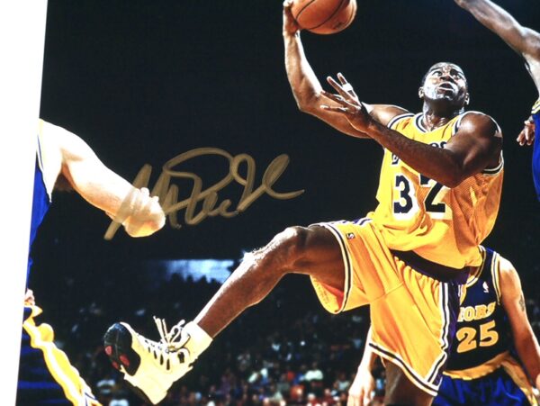 Magic Johnson Signed Los Angeles Lakers 8 x 10 Vs Golden State Warriors - Beckett Witnessed